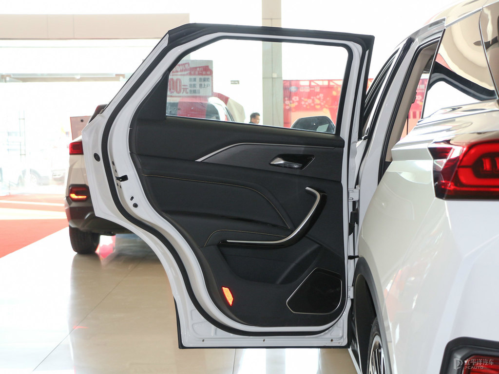 珠光白奔騰T77車廂內(nèi)飾圖片
