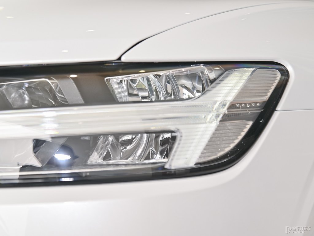 水晶白沃爾沃V60車頭外觀圖片