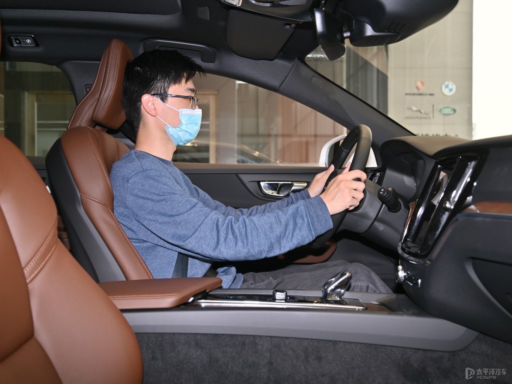 水晶白沃爾沃V60駕乘空間空間圖片