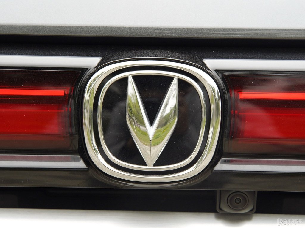 鈦光銀灰長安CS35PLUS車尾外觀圖片