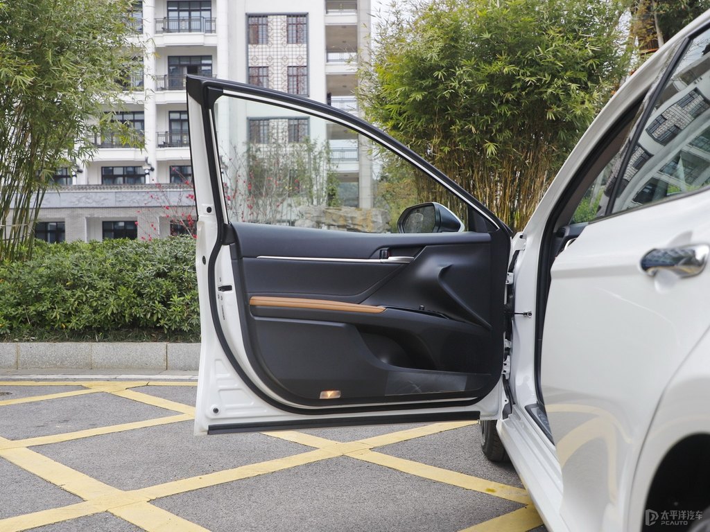 鉑金珍珠白凱美瑞車廂內(nèi)飾圖片