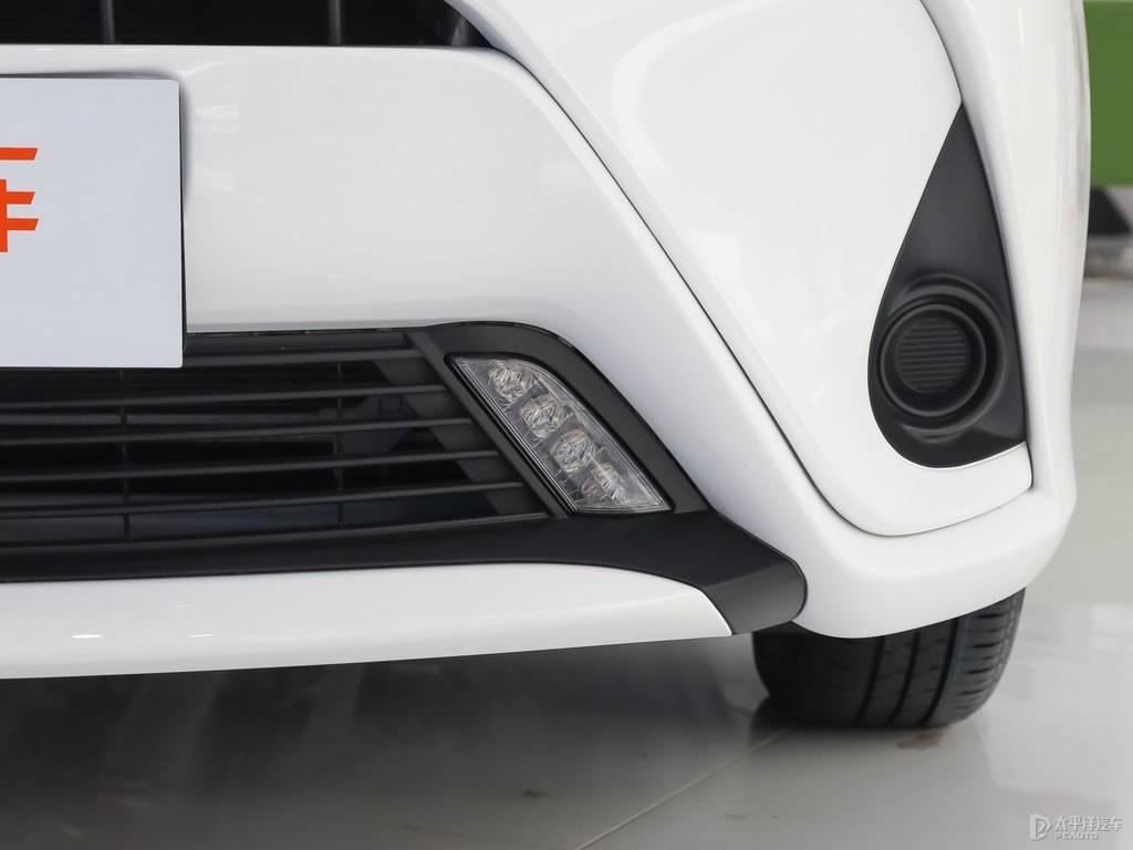 天際白YARiS L 致享車頭外觀圖片