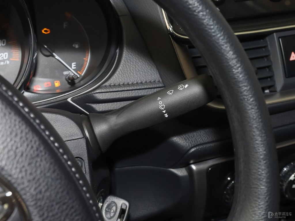 天際白YARiS L 致享中控內(nèi)飾圖片