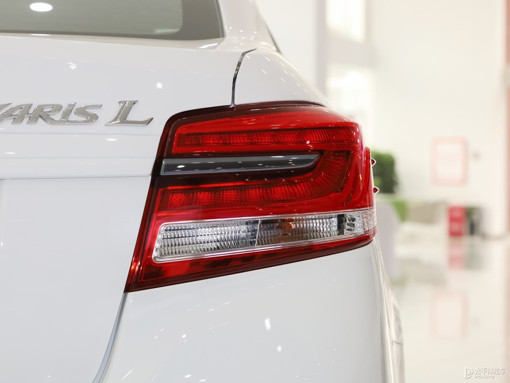 天際白YARiS L 致享車尾外觀圖片