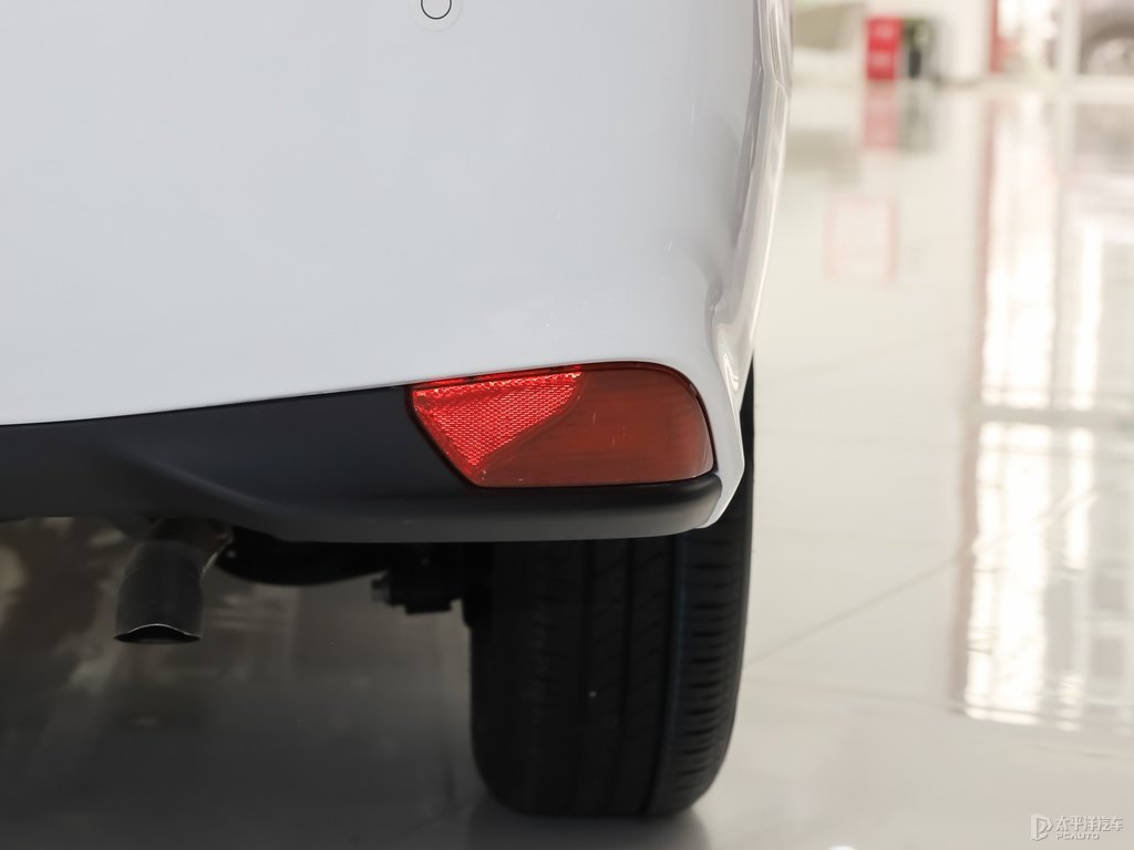 天際白YARiS L 致享車尾外觀圖片