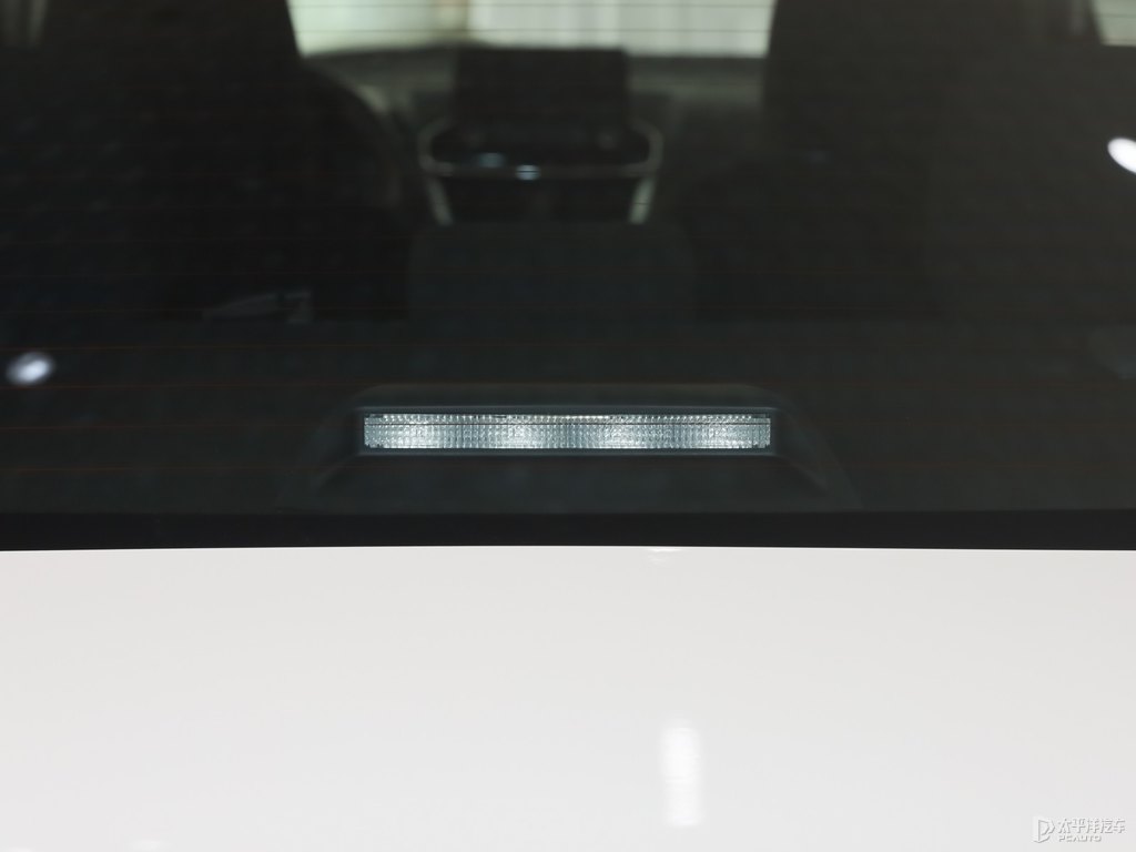 天際白YARiS L 致享車尾外觀圖片