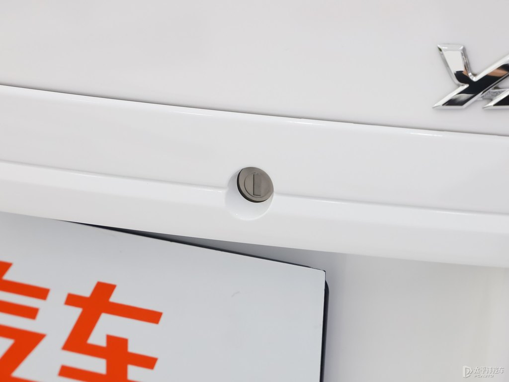 天際白YARiS L 致享車尾外觀圖片