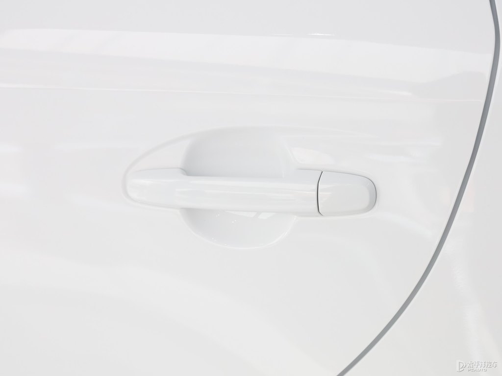 天際白YARiS L 致享車身外觀圖片