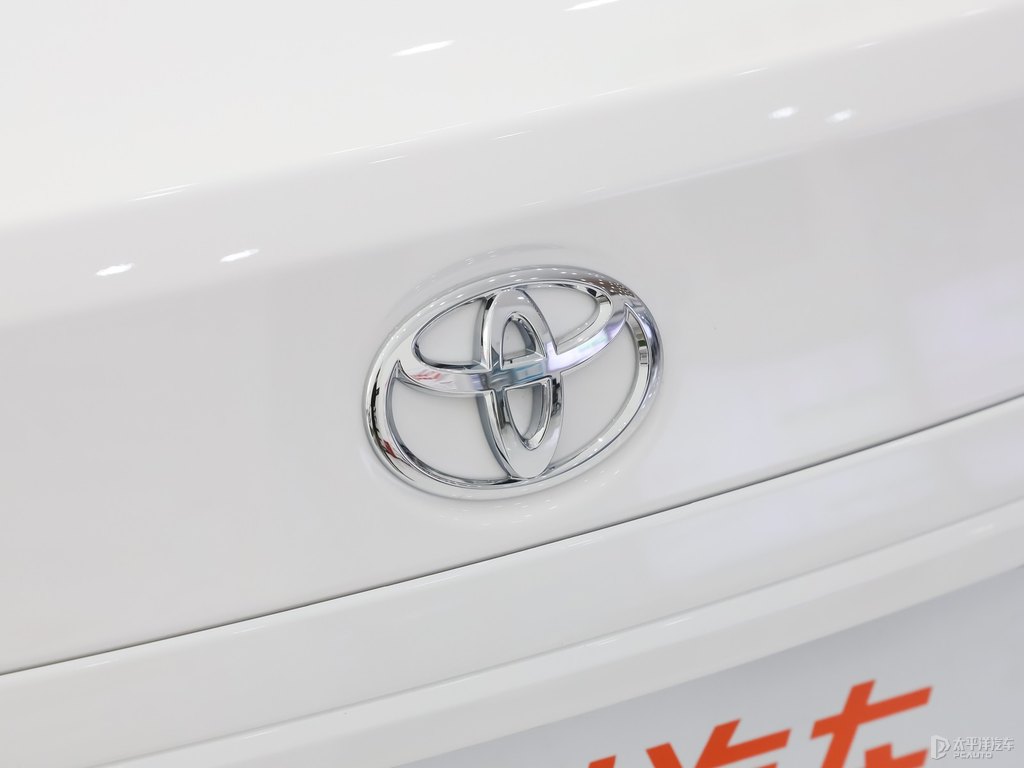 天際白YARiS L 致享車尾外觀圖片
