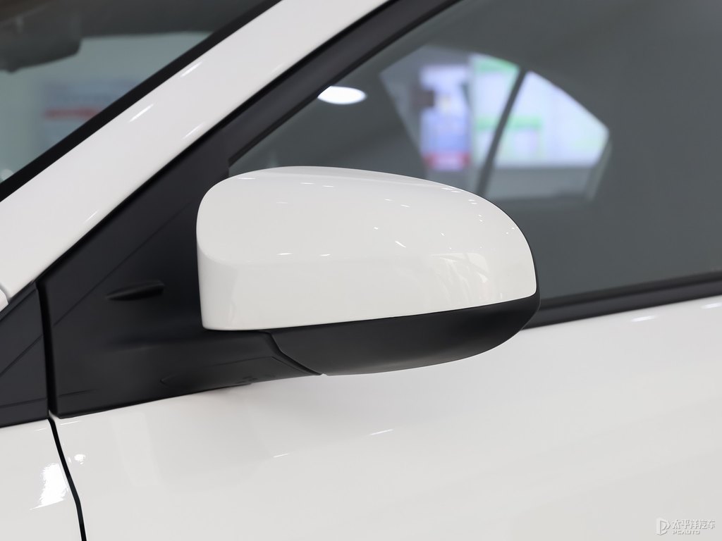 天際白YARiS L 致享車身外觀圖片
