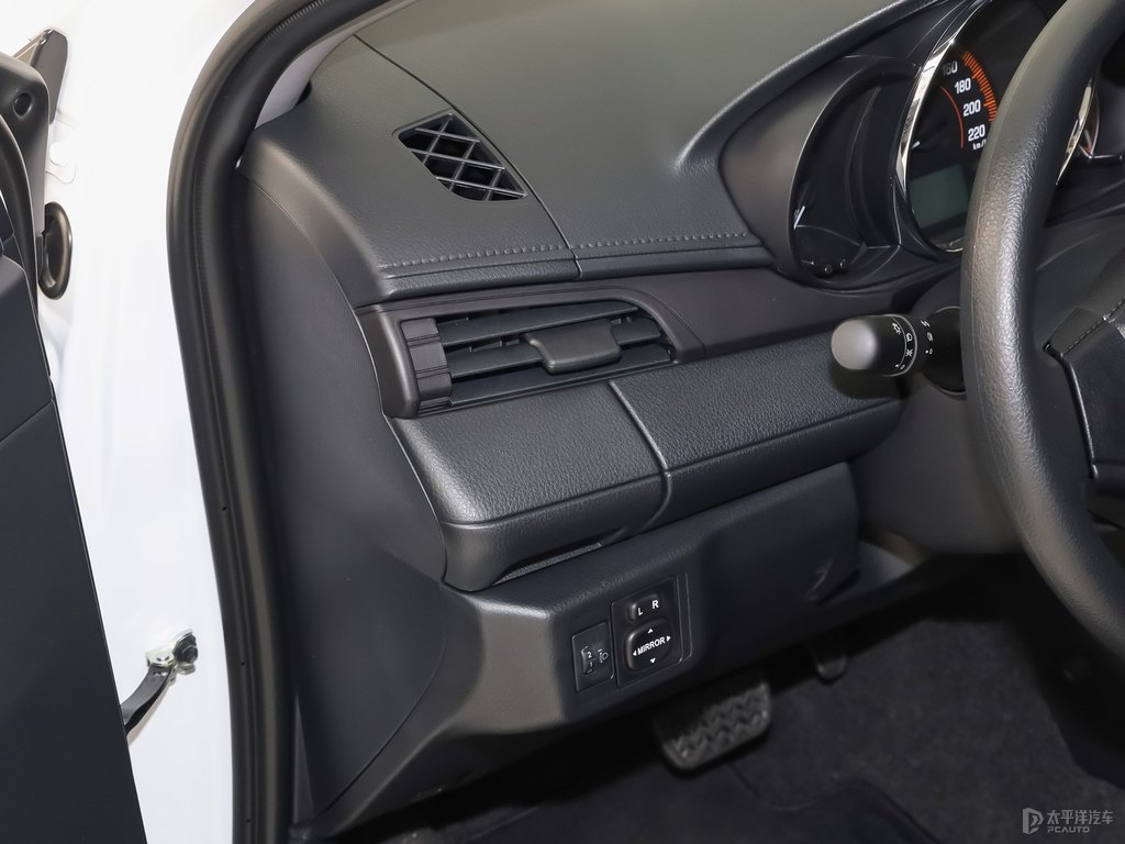 天際白YARiS L 致享中控內(nèi)飾圖片