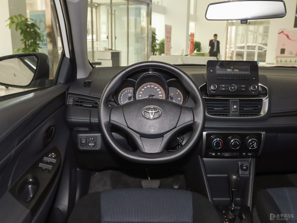 天際白YARiS L 致享中控內(nèi)飾圖片