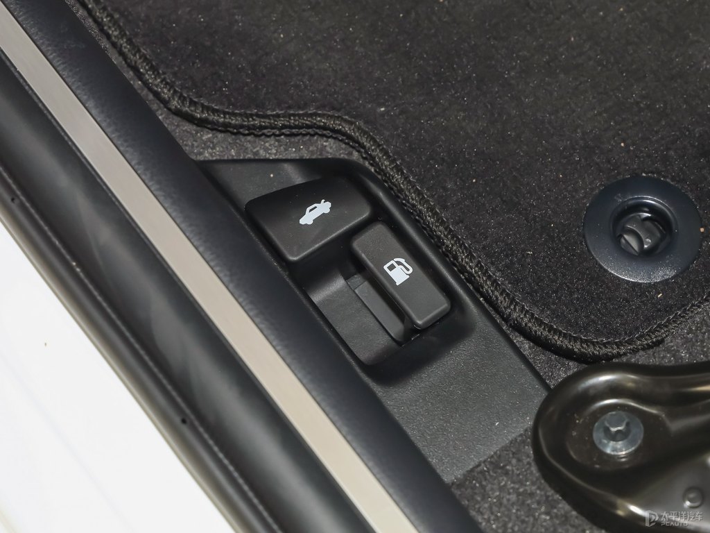 天際白YARiS L 致享中控內(nèi)飾圖片