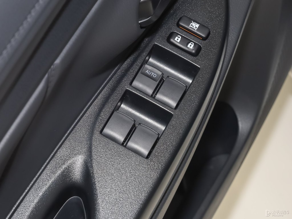 天際白YARiS L 致享車廂內(nèi)飾圖片