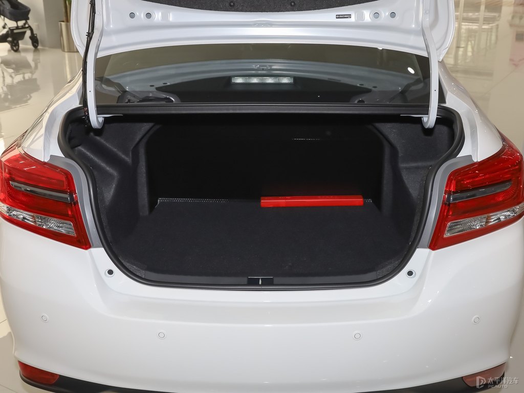 天際白YARiS L 致享后備廂空間圖片