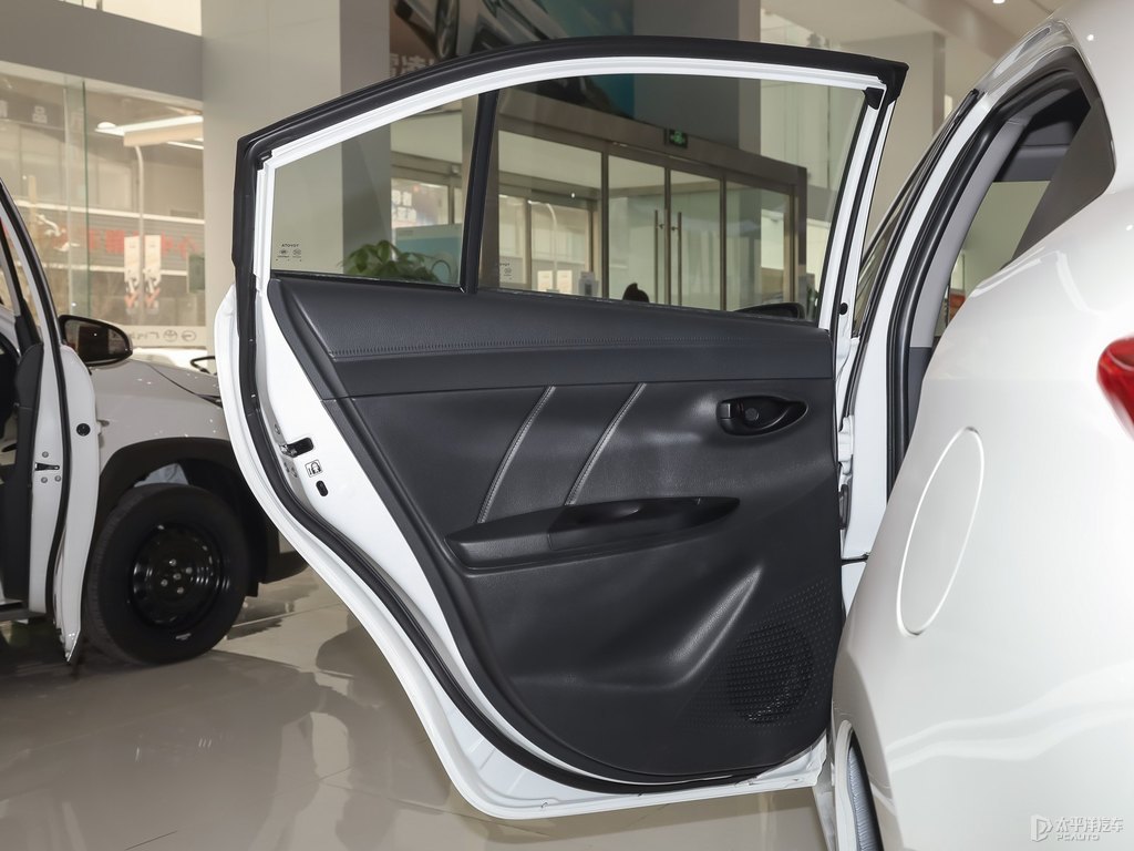 天際白YARiS L 致享車廂內(nèi)飾圖片