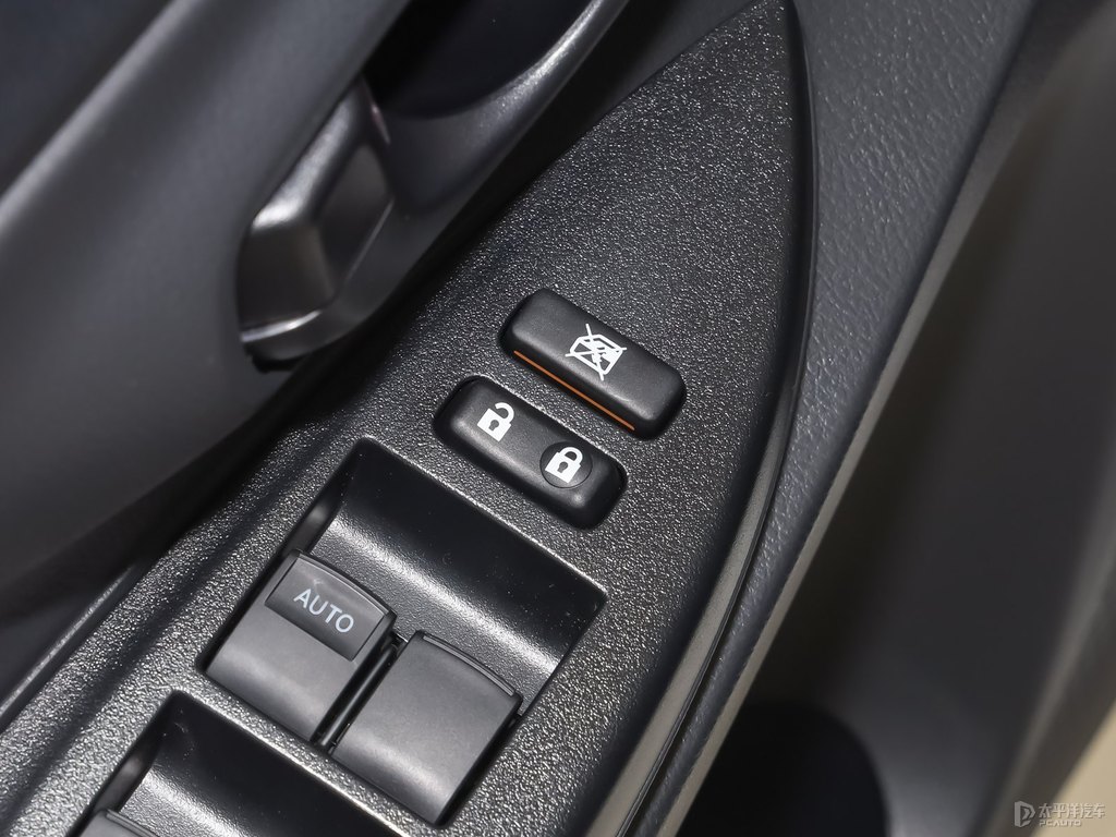 天際白YARiS L 致享車廂內飾圖片