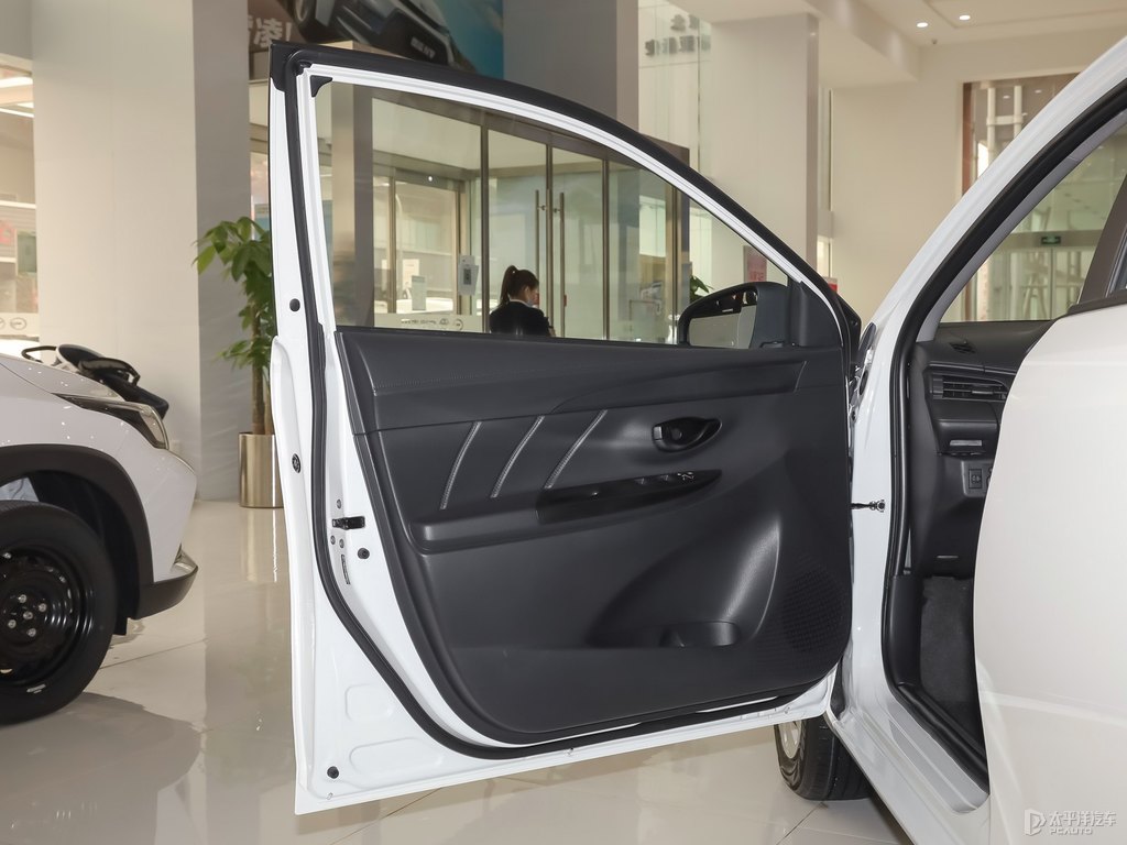 天際白YARiS L 致享車(chē)廂內(nèi)飾圖片