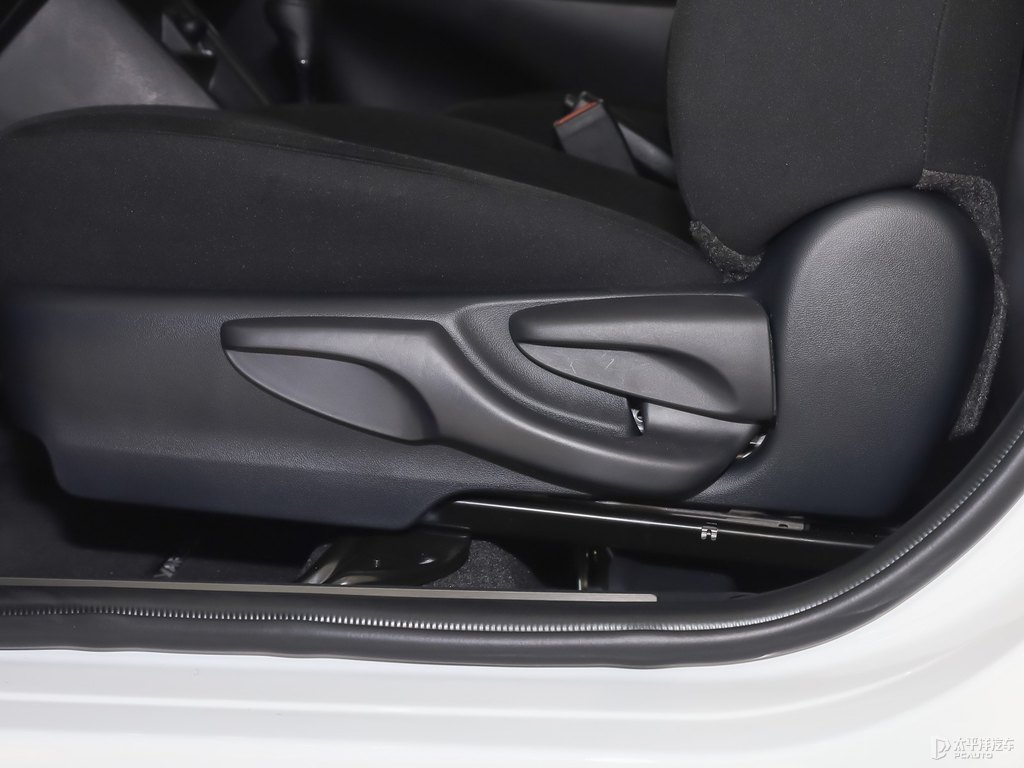 天際白YARiS L 致享座椅內(nèi)飾圖片