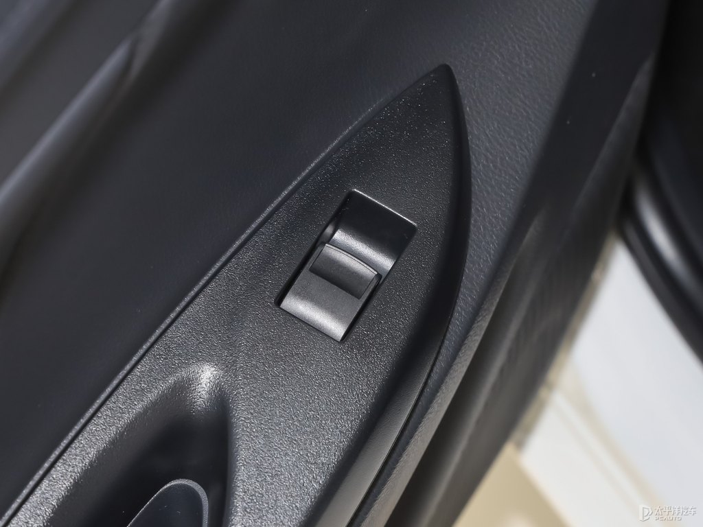 天際白YARiS L 致享車廂內(nèi)飾圖片