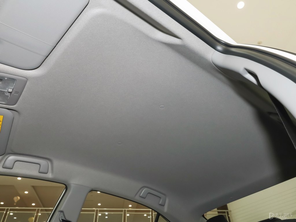 天際白YARiS L 致享車廂內(nèi)飾圖片