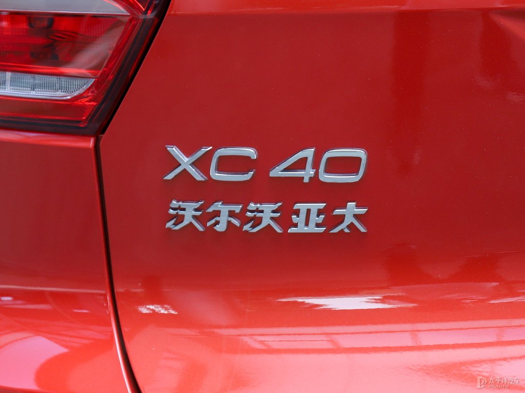 黑色/珊瑚紅沃爾沃XC40車尾外觀圖片