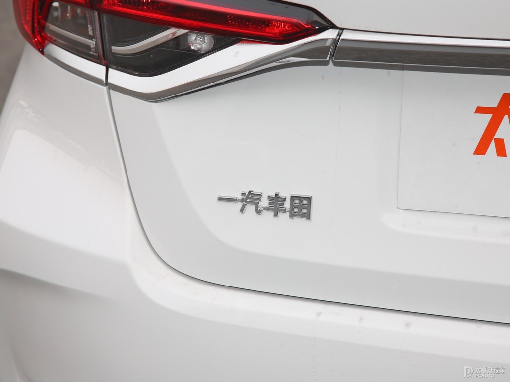 超級(jí)白色卡羅拉車尾外觀圖片