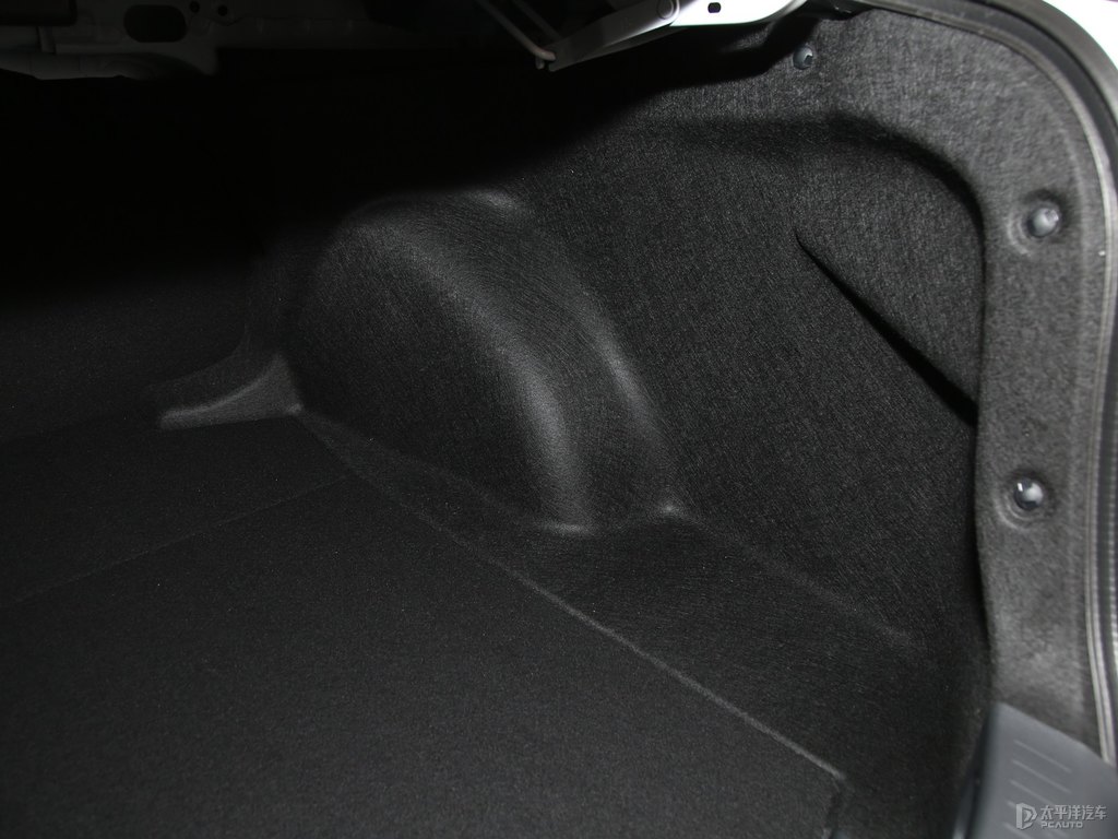 超級(jí)白色卡羅拉后備廂空間圖片