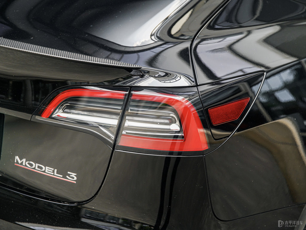 黑色Model 3車尾外觀圖片