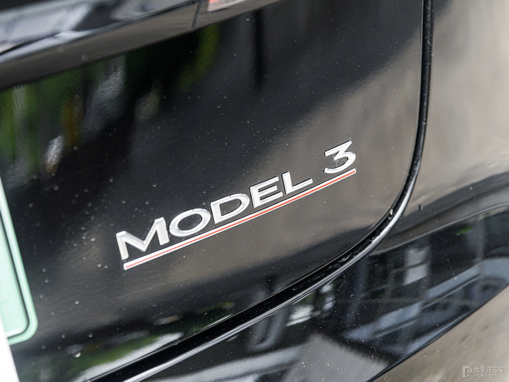 黑色Model 3車尾外觀圖片