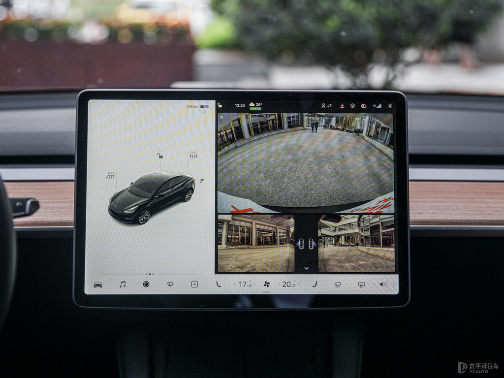 黑色Model 3中控內飾圖片