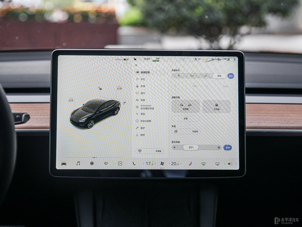 黑色Model 3中控內(nèi)飾圖片