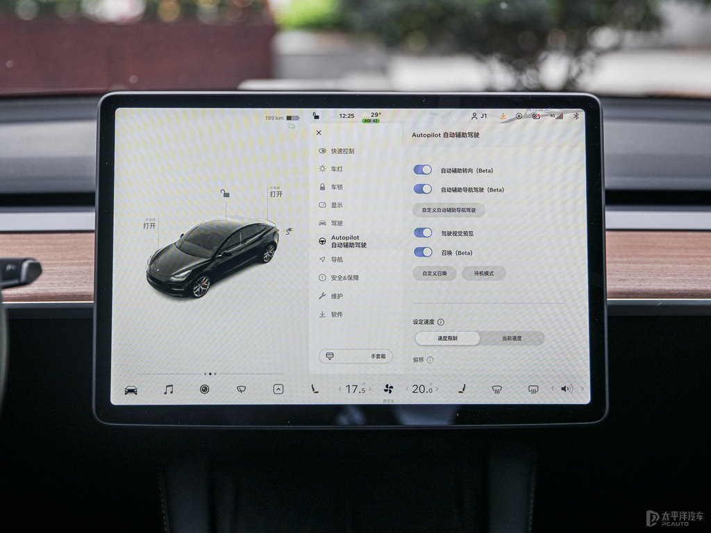 黑色Model 3中控內(nèi)飾圖片