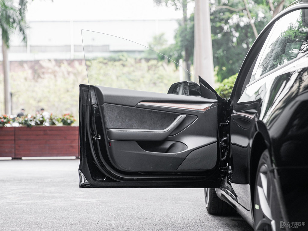 黑色Model 3車廂內(nèi)飾圖片