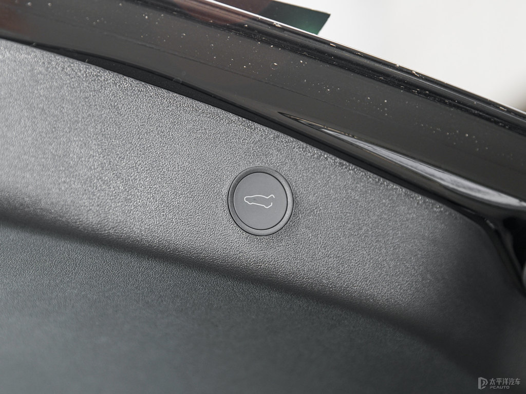 黑色Model 3后備廂空間圖片