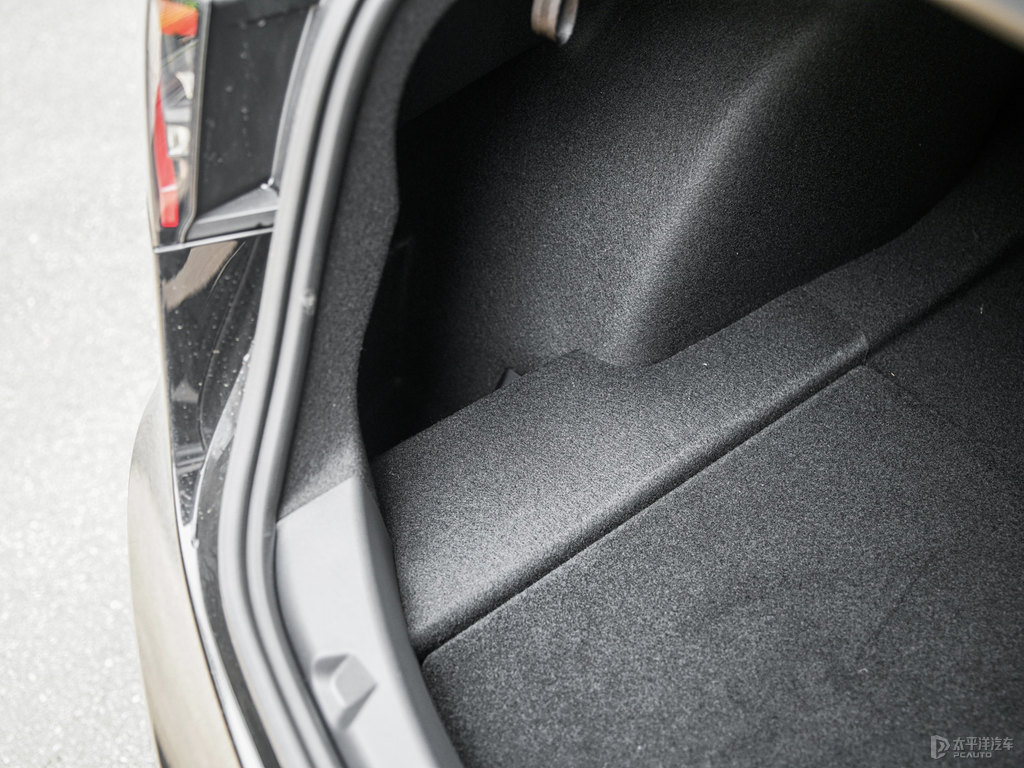 黑色Model 3后備廂空間圖片