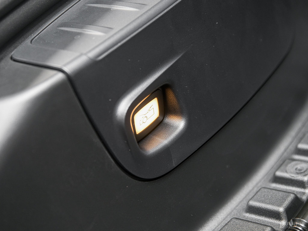 黑色Model 3發(fā)動機其它細節(jié)圖片