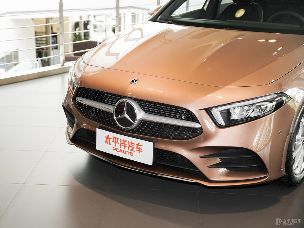瑰礫金奔馳A級車頭外觀圖片