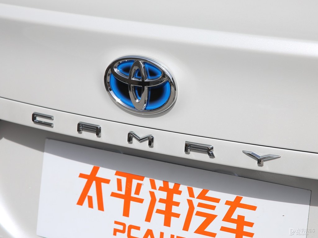 鉑金珍珠白凱美瑞車(chē)尾外觀圖片