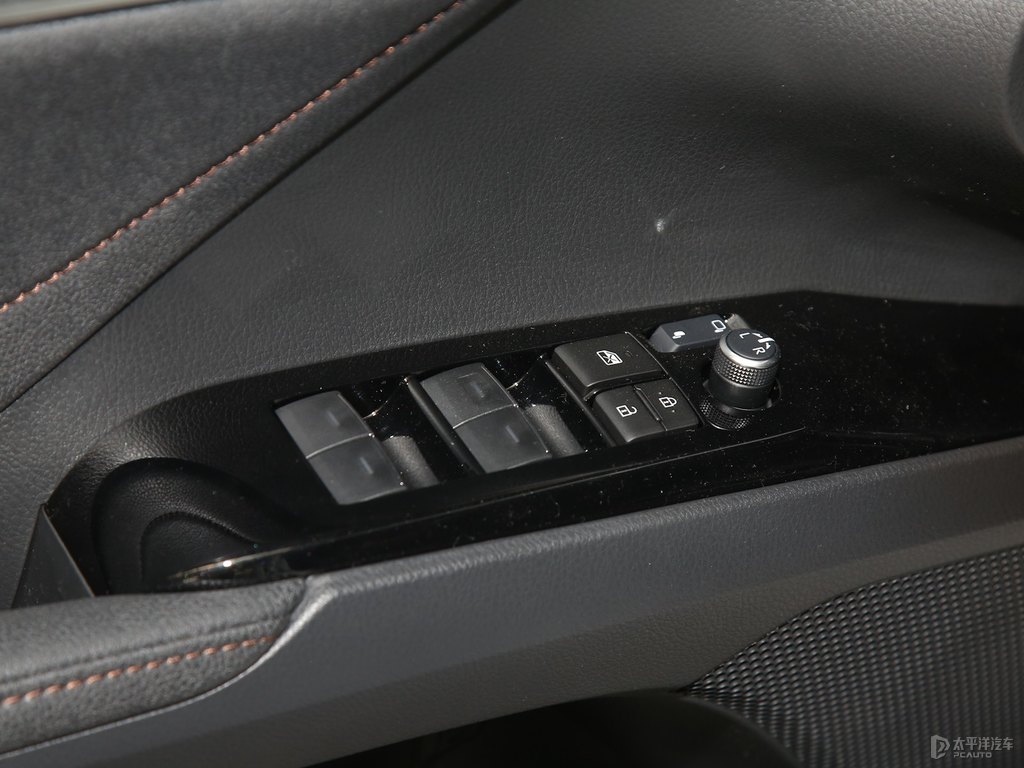 鉑金珍珠白凱美瑞車廂內(nèi)飾圖片