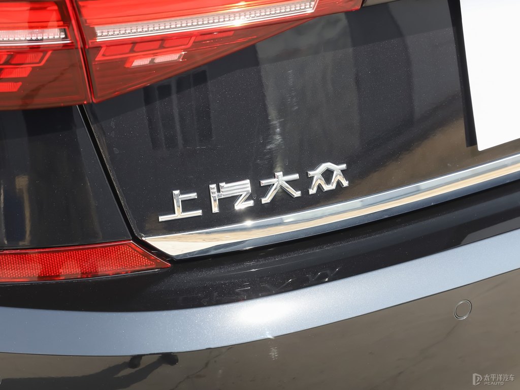 玄武黑帕薩特車尾外觀圖片