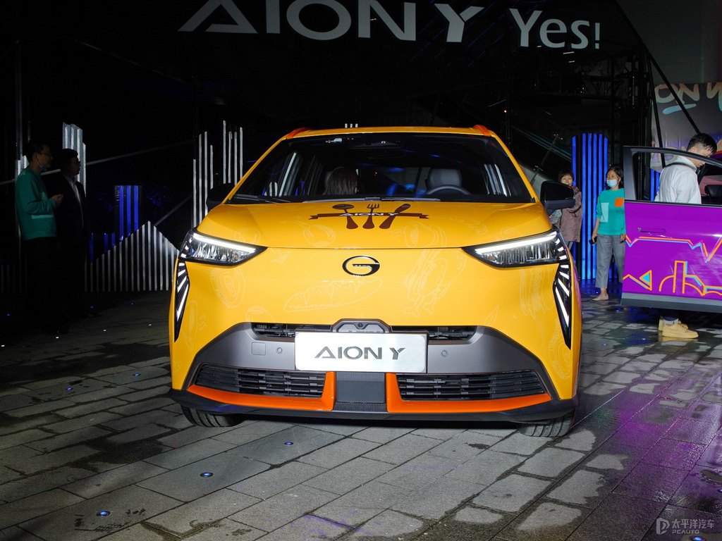 黑色+夜鶯黃AION Y整車外觀外觀圖片