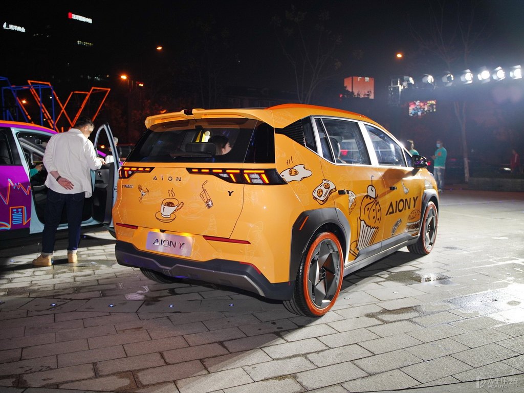黑色+夜鶯黃AION Y整車外觀外觀圖片