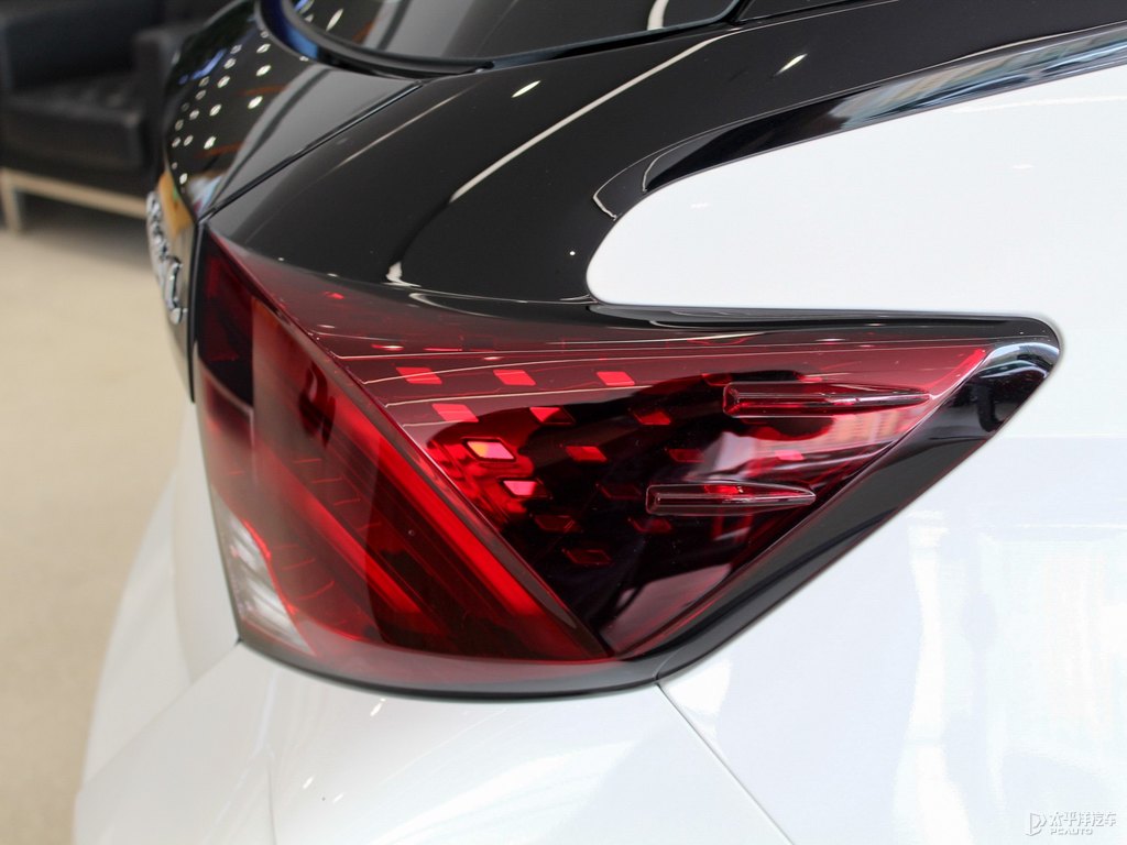 天際白YARiS L 致炫X車尾外觀圖片