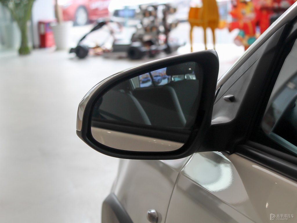 天際白YARiS L 致炫X車身外觀圖片