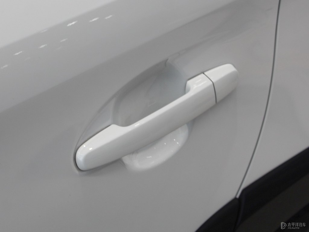 天際白YARiS L 致炫X車身外觀圖片