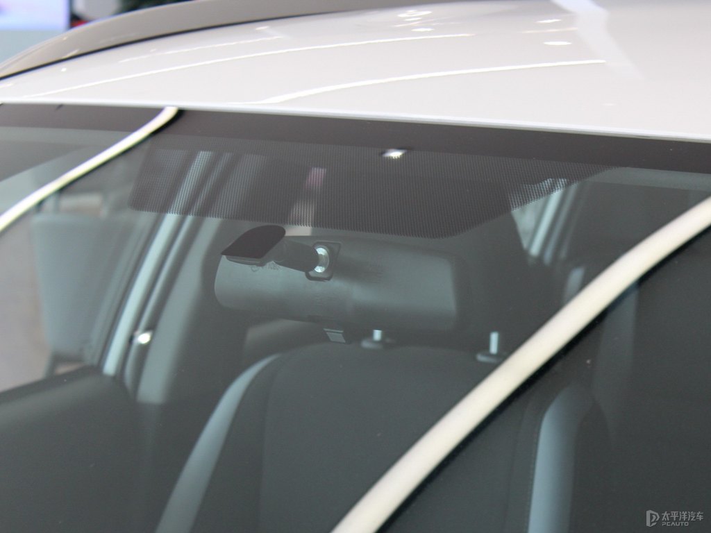 天際白YARiS L 致炫X車身外觀圖片