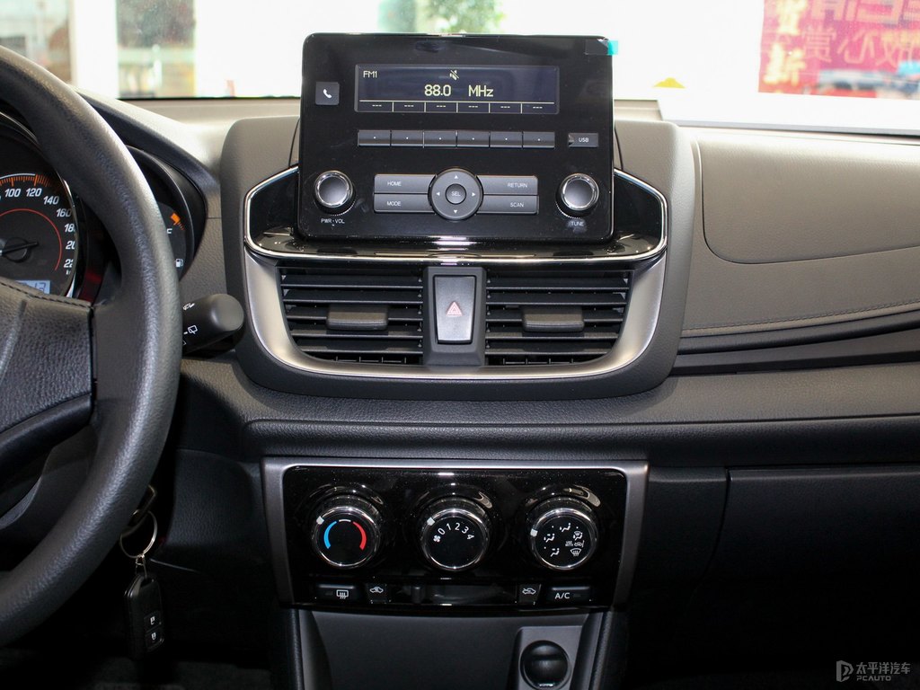 天際白YARiS L 致炫X中控內(nèi)飾圖片