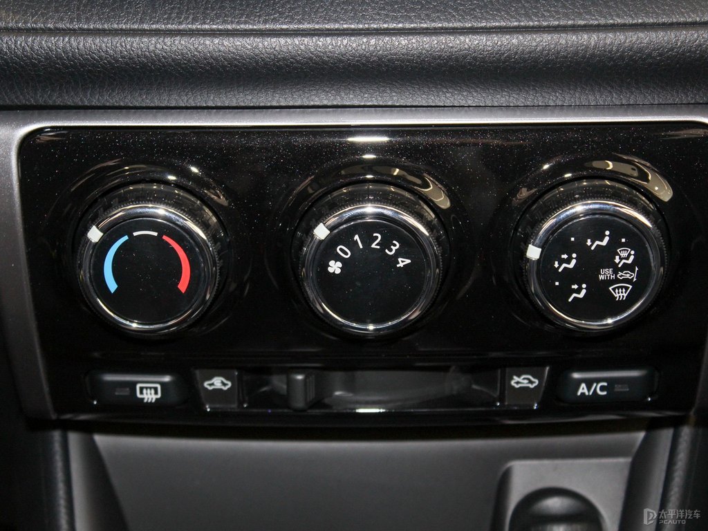 天際白YARiS L 致炫X中控內(nèi)飾圖片