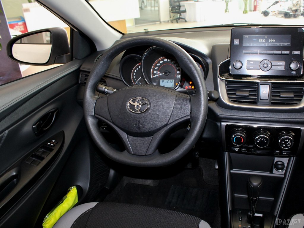 天際白YARiS L 致炫X中控內(nèi)飾圖片